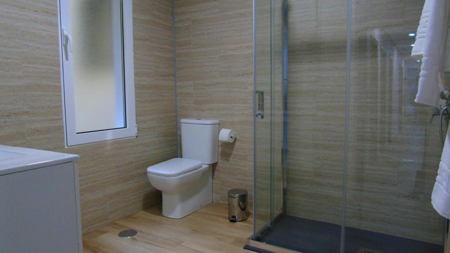 Bathroom 4, Pension Oviedo, Asturias