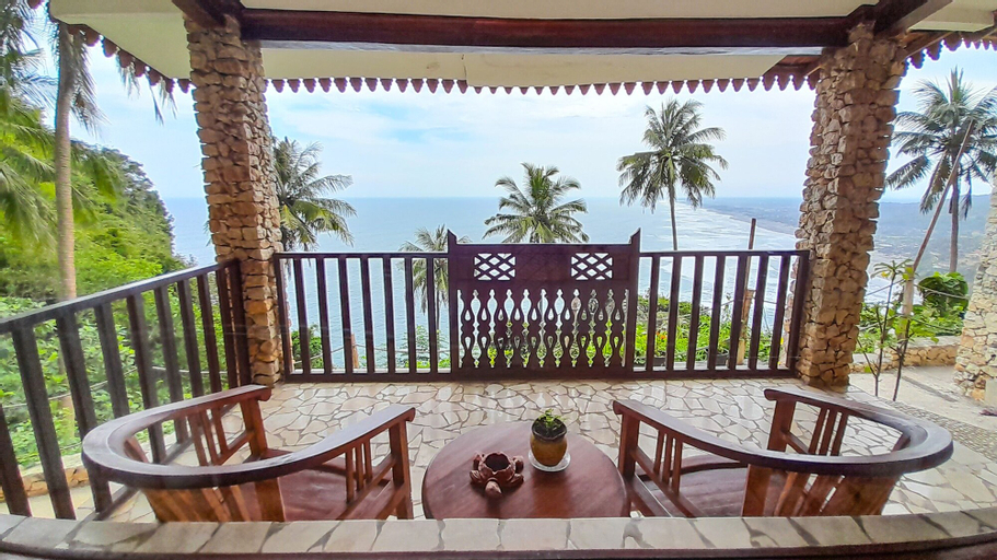 Exterior & Views 1