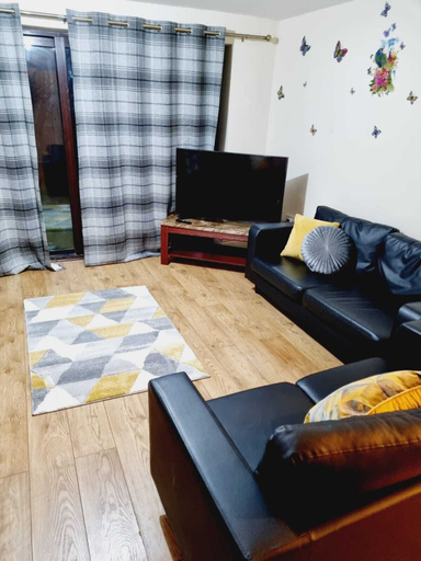 Living area, Lovely 5-bed House in Romford, Greater London, London