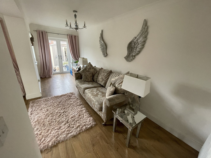 Others 5, Beautiful 2-bed Bungalow in Canvey Island, Essex