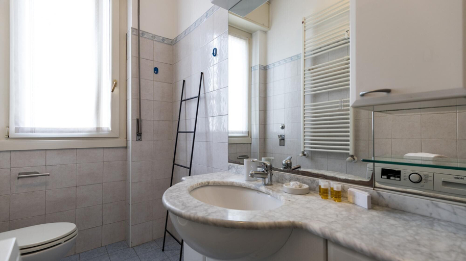 Bathroom 3, Quarnaro 2, Monza and Brianza
