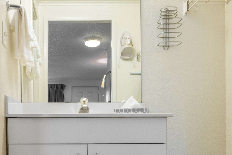 Bathroom 5, Suburban Studios Mentor - Cleveland Northeast, Lake