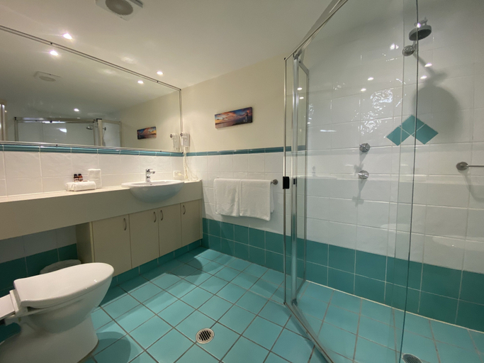Bathroom 4, Byron Beachcomber, Byron