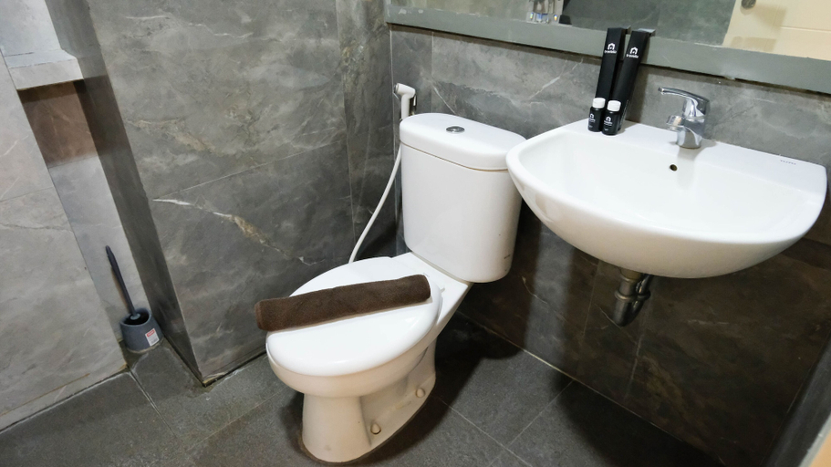 Bathroom 5, Spacey And Homey 2Br At Supermall Mansion Apartment, Surabaya