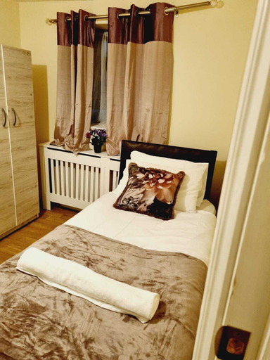 Room 5, Lovely 5-bed House in Romford, Greater London, London