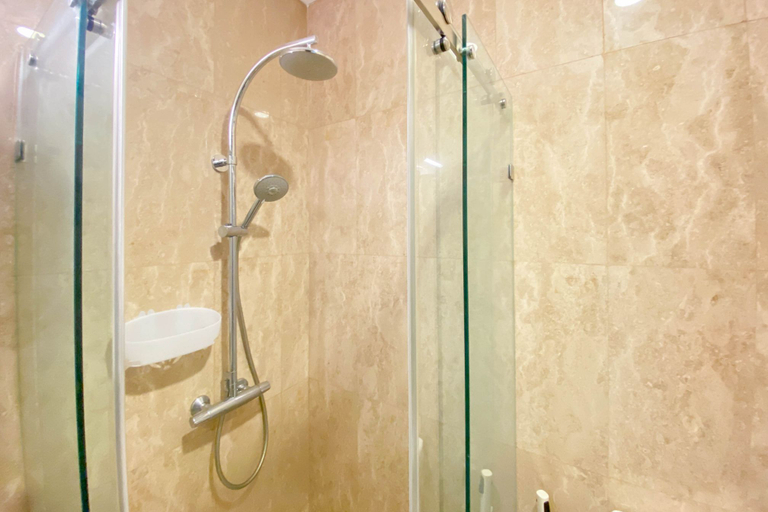 Bathroom 5, Spacious and Elegant 3BR at Sudirman Suites Apartment By Travelio, Jakarta Pusat