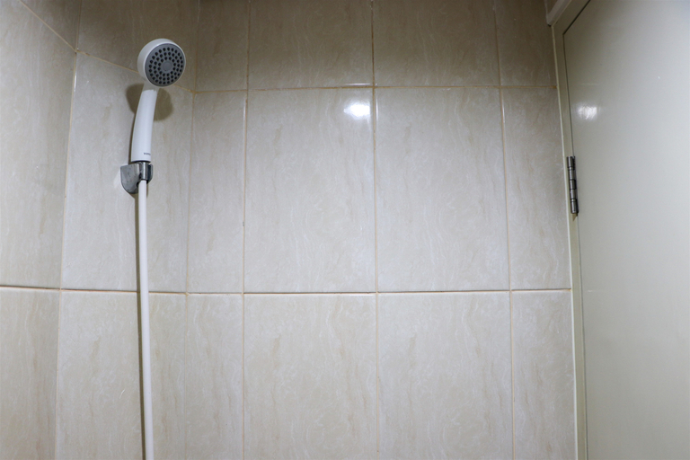 Bathroom 5, Cozy Stay Studio at Osaka Riverview PIK 2 Apartment By Travelio, Tangerang
