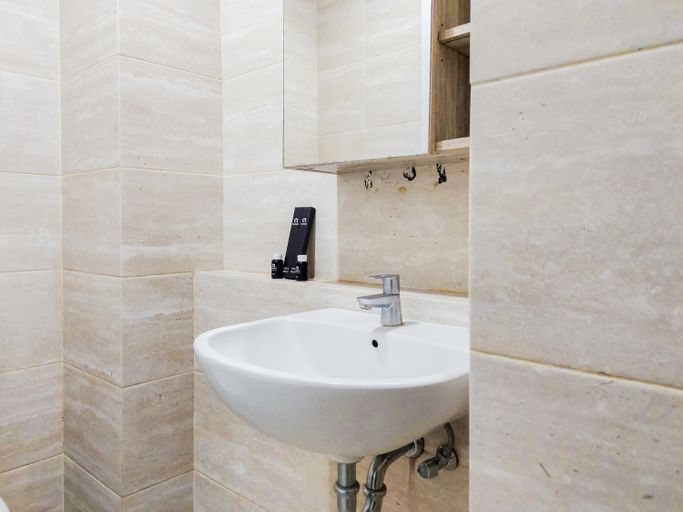 Bathroom 5, Comfort and Nice Studio Apartment at Springwood Residence By Travelio, Tangerang