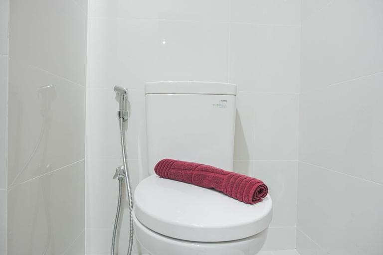 Bathroom 5, Spacious and Nice 3BR at Puri Orchard Apartment By Travelio, Jakarta Barat
