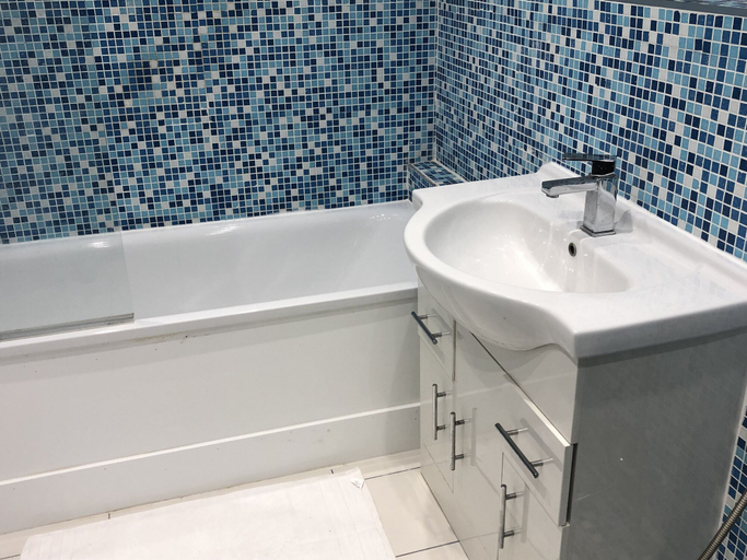 Bathroom 3, Nice 3-bed House in Farnham Royal Slough, Slough