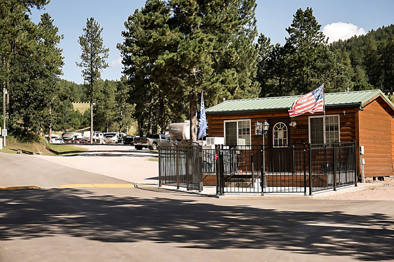 Exterior & Views 1, Holy Smoke Resort, Pennington