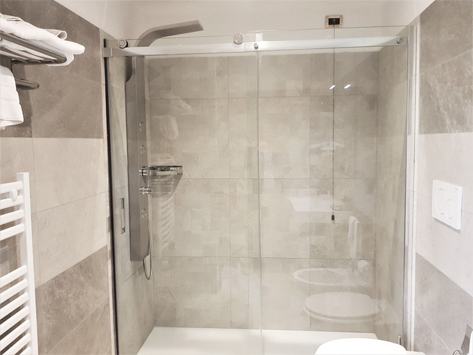 Bathroom 4, Hotel Astra Ferrara, Ferrara