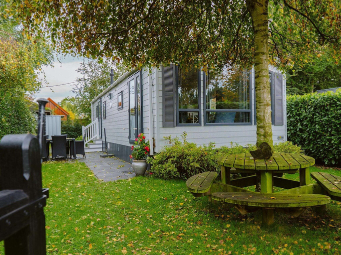 Terrace/patio, Luxury Chalet for Lovers of Peace, Nature, Goedereede