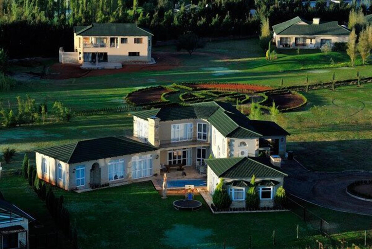 Exterior & Views