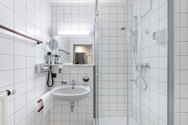 Bathroom 4, Mercure Hotel Stuttgart Zuffenhausen, Stuttgart