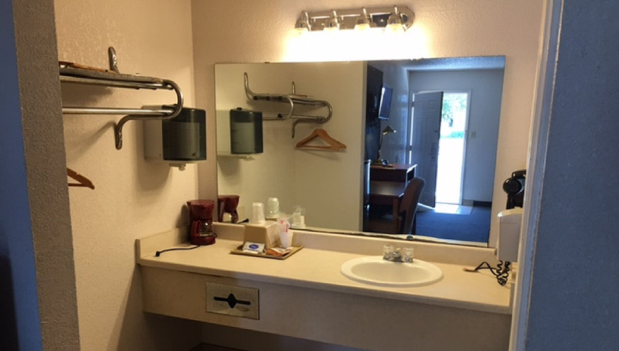 Bathroom 4, Executive Inn Hebbronville, Jim Hogg