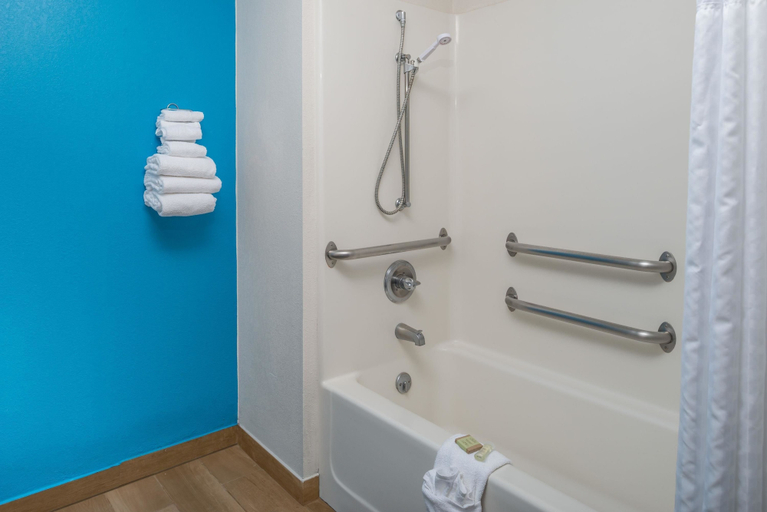 Bathroom 4, Super 8 by Wyndham Lincoln West, Lancaster