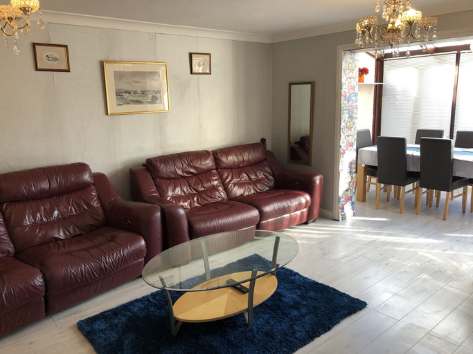Others 5, Nice 3-bed House in Farnham Royal Slough, Slough