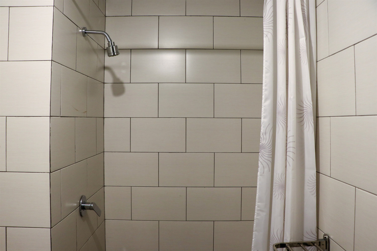 Bathroom 5, Exclusive 2BR at Lexington Apartment By Travelio, South Jakarta