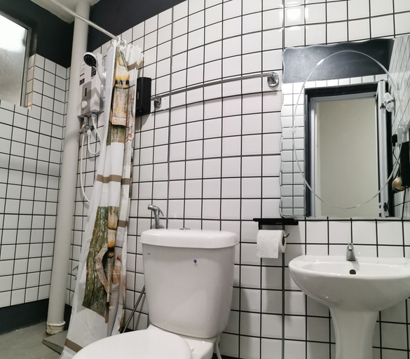 Bathroom 5, The Nest Hostel, Semporna
