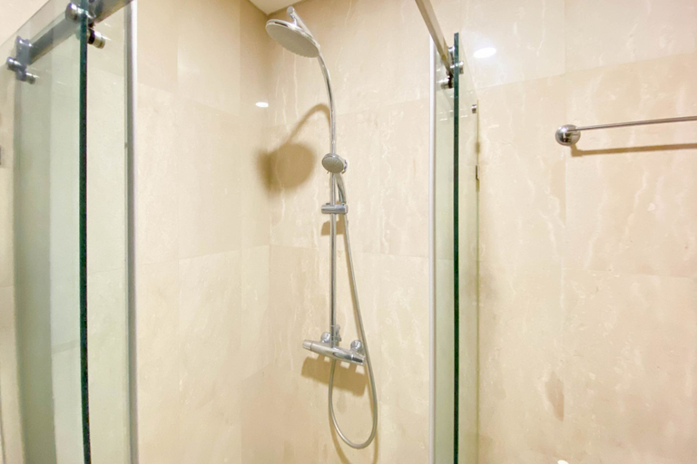 Bathroom, Super Great Homey 3BR at Sudirman Suites Apartment By Travelio, Jakarta Pusat