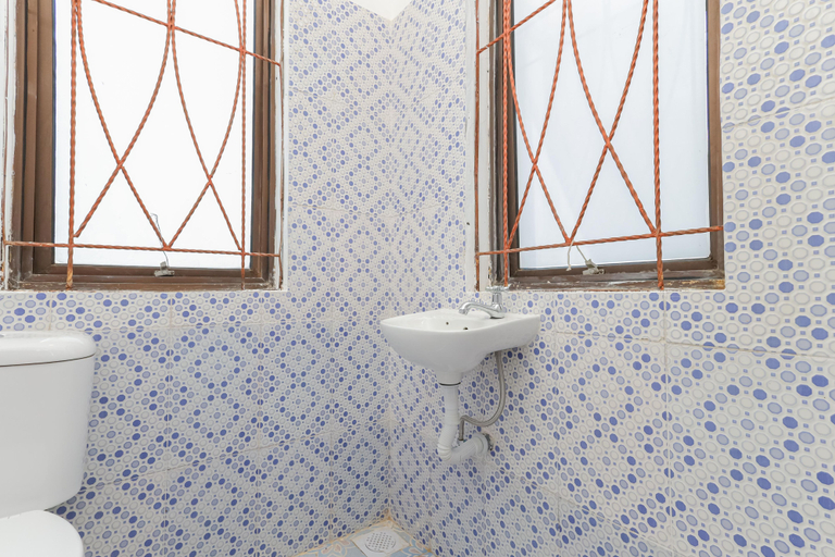 Bathroom 3, RedDoorz near Pasar Lama Serang, Serang
