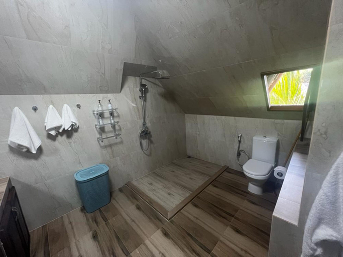 Bathroom 5, Cast Away Residence, Kaskazini 'B'