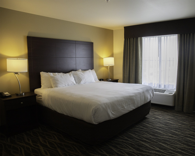 Bedroom 4, Cobblestone Hotel & Suites - Two Rivers, Manitowoc
