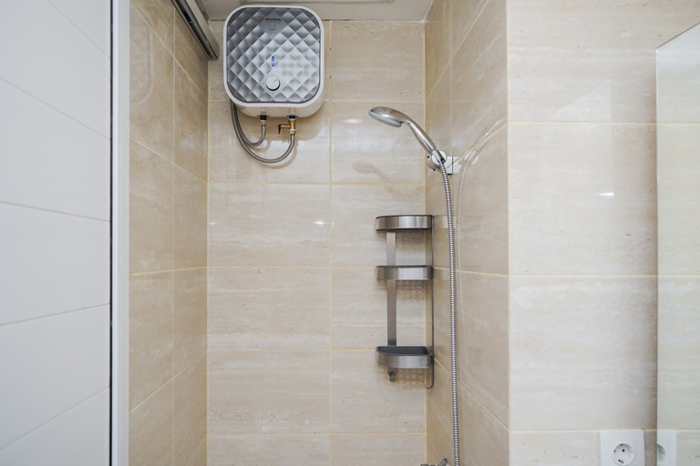 Bathroom 5, Fancy and Nice Studio at Springwood Residence Tangerang Apartment By Travelio, Tangerang