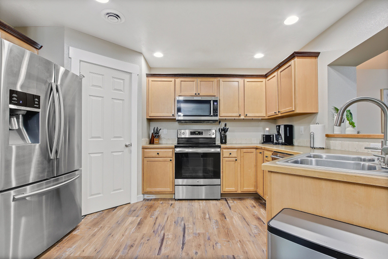 Others 3, Newly remodeled private home, Ada