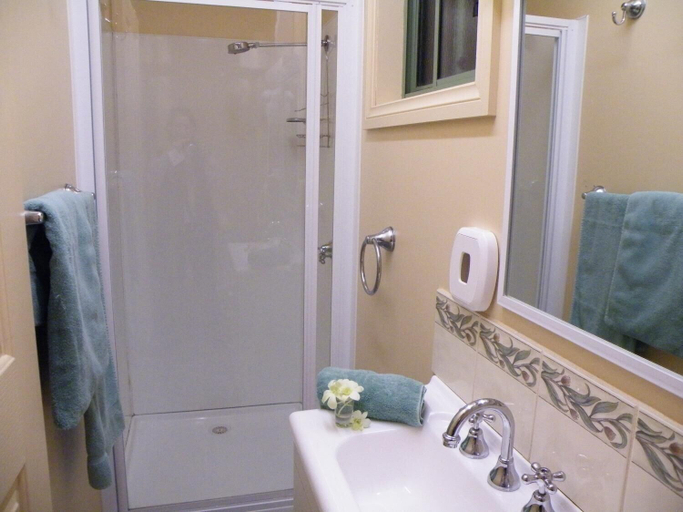 Bathroom 3, Hamilton Caravan Park, S. Grampians - Hamilton
