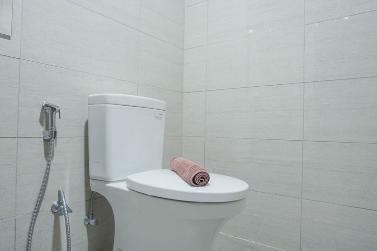 Bathroom 5, Luxury and Homey 2BR Ciputra International Apartment By Travelio, Jakarta Barat