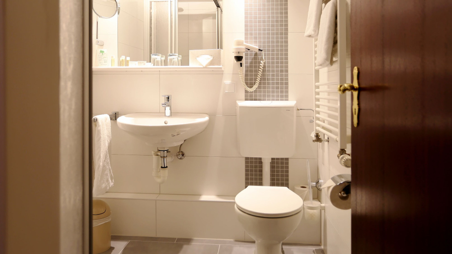 Bathroom 4, Hotel Imperial, Köln