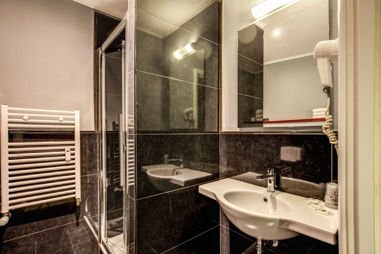Bathroom 4, Taormina, Roma
