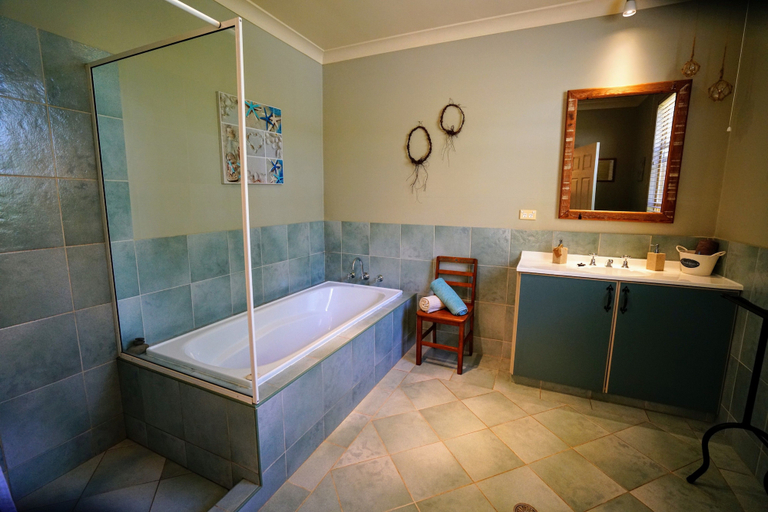 Bathroom 3, Kiwarrak Country Retreat, Greater Taree