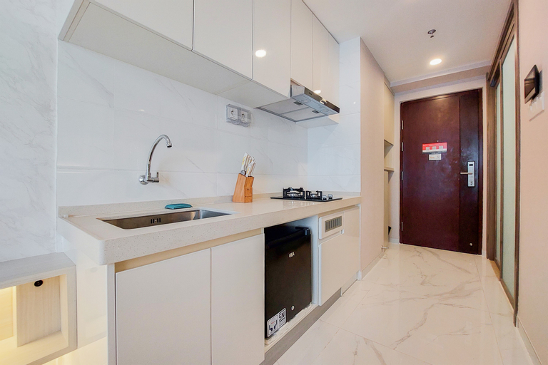 Dining Room, Cozy Living and Warm Studio Sky House BSD Apartment By Travelio, South Tangerang
