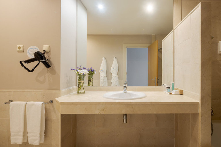Bathroom 5, Hotel ILUNION Fuengirola, Málaga