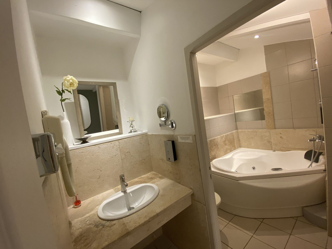 Bathroom 4, Auberge de la Tour de Brison, Ardèche