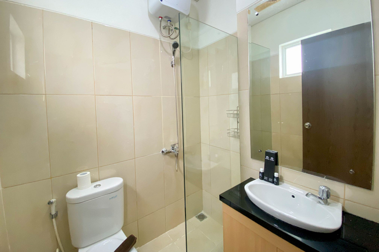 Bathroom 5, Spacious and Nice 3BR at Northland Ancol Apartment By Travelio, Jakarta Utara
