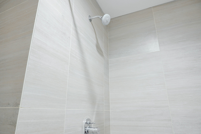 Bathroom 5, Comfort 2BR at Silk Town Apartment By Travelio, Tangerang