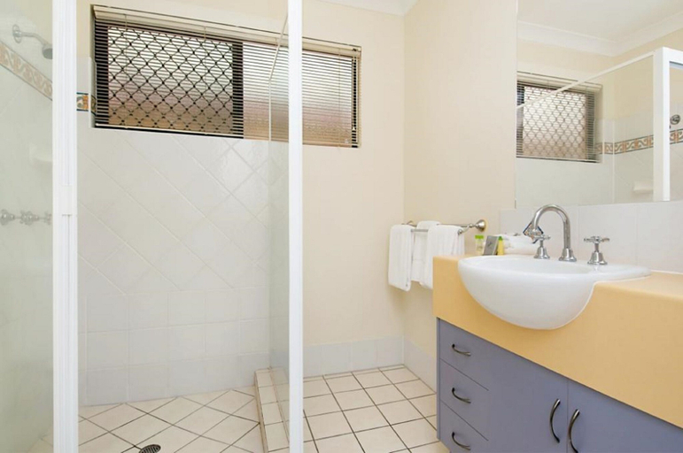 Bathroom 5, Central Plaza Apartments, Cairns
