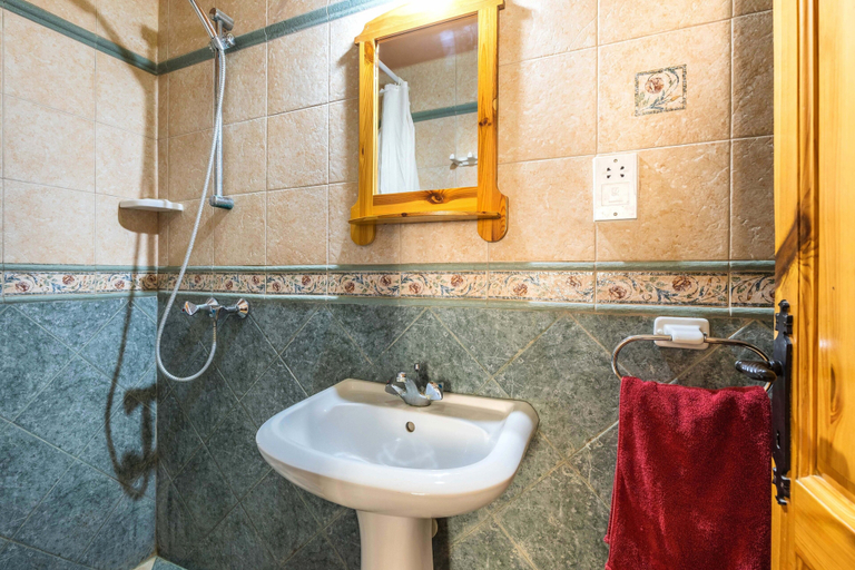 Bathroom 5, Villa Ta Debora Sleeps 7 With Pool
