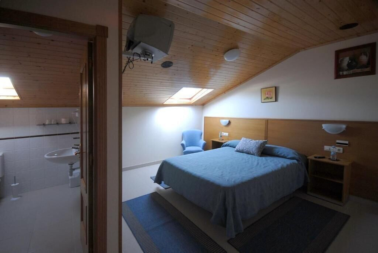 Bedroom 2, Hotel Valdoviño Express, A Coruña