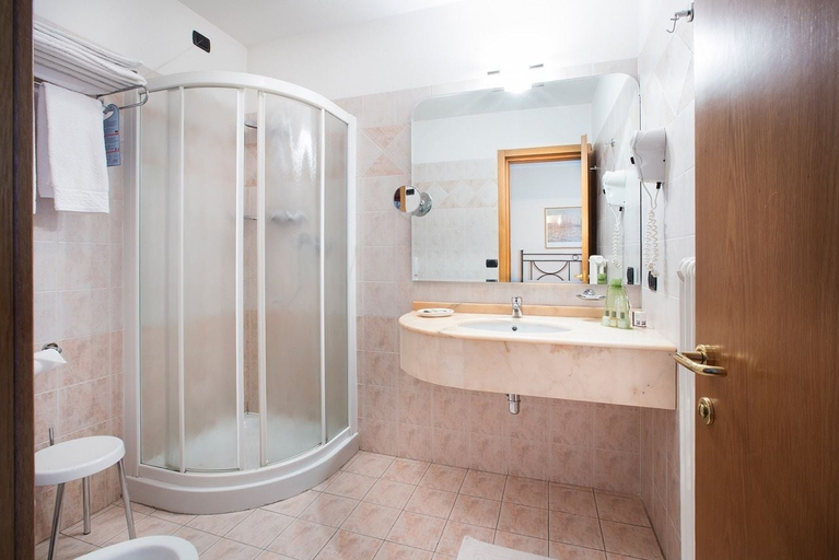 Bathroom 5, Hotel Piuro, Sondrio