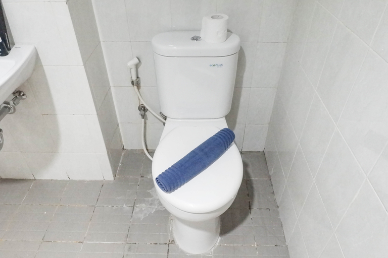 Bathroom 5, Cozy Studio Relaxing Apartment at Gunawangsa Merr By Travelio, Surabaya