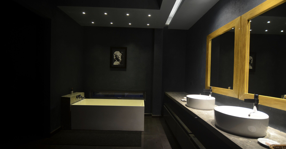 Bathroom 4, Romance Valley, Hildummulla
