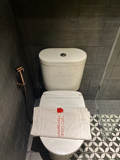 Bathroom 2, Babah Nyonya @ Anderson Apartment, Surabaya