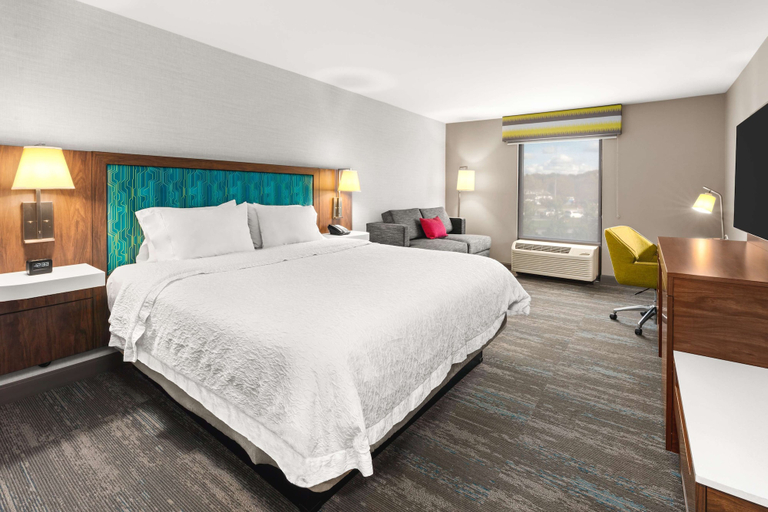 Bedroom 3, Hampton Inn Seekonk, Bristol