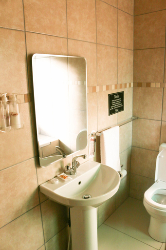 Bathroom 3, Ilawu Lodge, Umgungundlovu