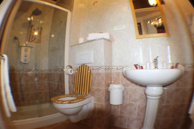 Bathroom 5, Hotel Raymond VII, Tarn